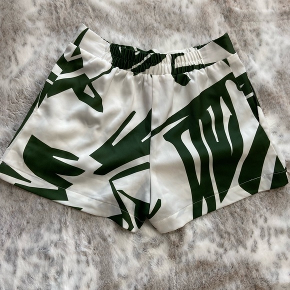 Saks Fifth Avenue green and white summer shorts - Picture 2 of 10